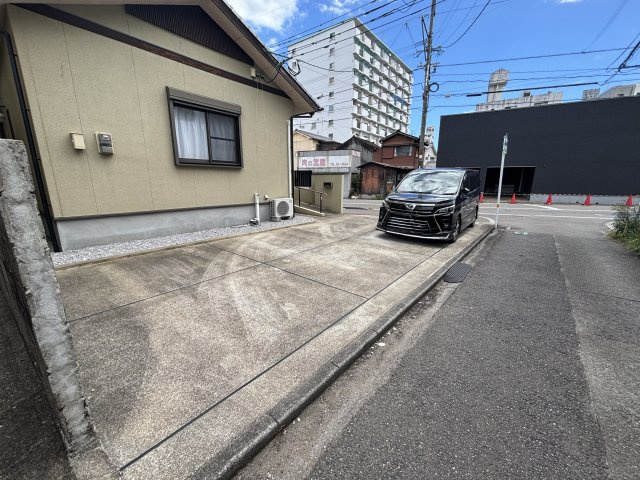 北高松町　中古戸建の駐車場