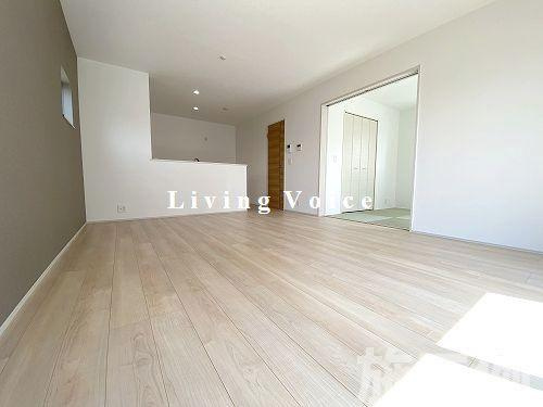 【居間・リビング】 | 【仲介手数料０円】厚木市温水第2期　新築一戸建て | 厚木市温水第2期　新築一戸建て