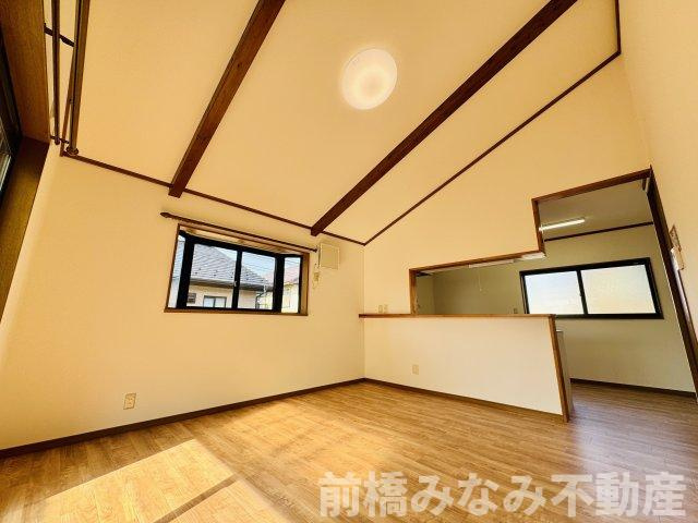 【中古戸建】前橋市箱田町　４LDKの居間・リビング|約15帖のLDKです！
勾配天井になっていているので空間が広く感じます！