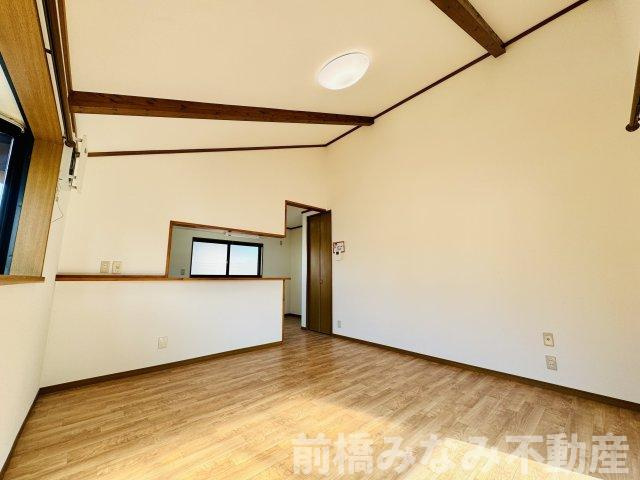【中古戸建】前橋市箱田町　４LDKの居間・リビング|約15帖のLDKです！
勾配天井になっていているので空間が広く感じます！