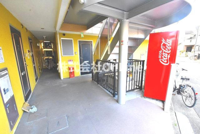 八尾市桜ヶ丘３丁目の賃貸マンションのロビー