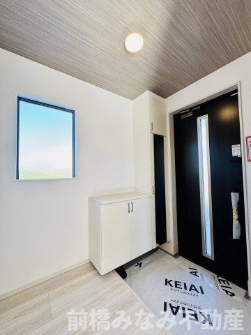 前橋市箱田町1期　限定1棟　アーバンスタイル　新築建売の玄関|明るい玄関です