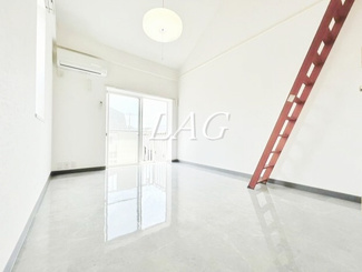 【居間・リビング】 | シャルムフロンテ | 洋室です。