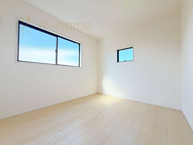 常陸太田市馬場町3期　新築戸建て　1号棟の洋室|2面窓の風通しの良い洋室です♪差し込む暖かな陽当たりで、室内がくつろげる空間に早変わりです♪