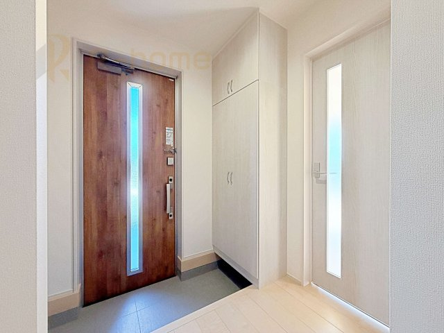 常陸太田市馬場町3期　新築戸建て　1号棟の玄関|気持ちよくご家族やゲストを送迎できる穏やかな雰囲気の玄関♪大きな下駄箱で玄関廻りスッキリ♪