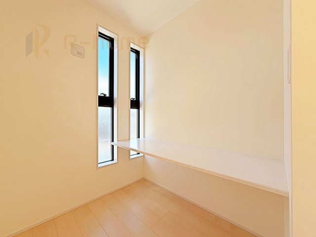 常陸太田市馬場町3期　新築戸建て　1号棟のその他|主寝室に便利なカウンター付き書斎！ワークスペースなど生活に合わせて活用できます♪