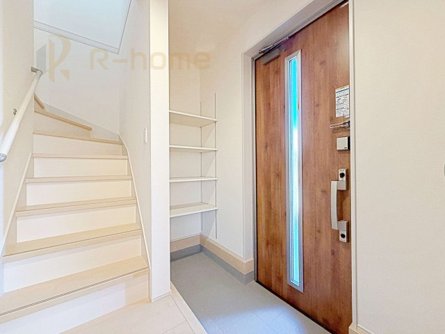 常陸太田市馬場町3期　新築戸建て　1号棟の玄関|ベビーカーなども片付く収納スペース！可動棚付きでスニーカーやブーツも整理ラクラク♪