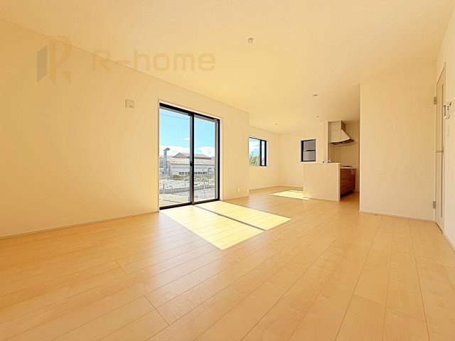 常陸太田市馬場町3期　新築戸建て　1号棟の居間・リビング|リビングには開口部を可能な限り多く設けました。人が集まる場所なので開放感が必要な場所だと思います。