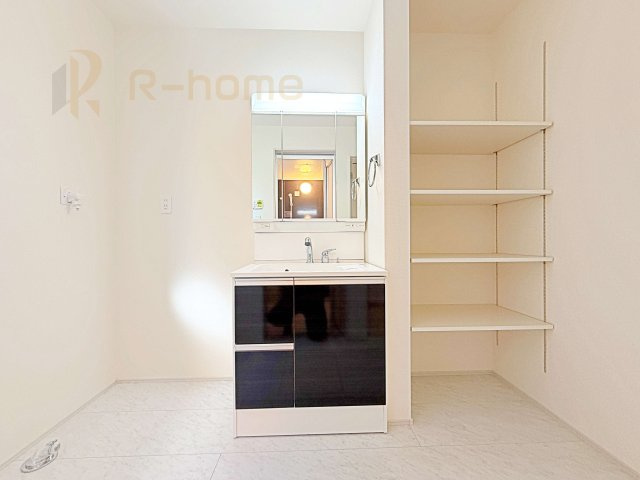 常陸太田市馬場町3期　新築戸建て　1号棟の洗面所|三面鏡の使いやすい洗面台です。タオルや衣類の収納に便利な可動棚付き！