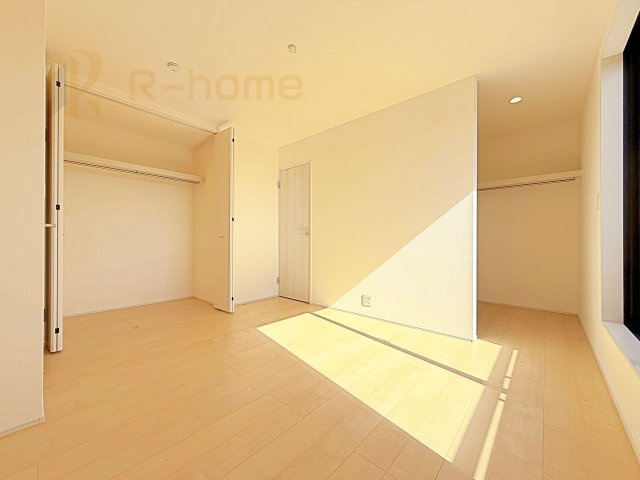 常陸太田市馬場町3期　新築戸建て　1号棟の洋室|収納便利なウォークインクローゼット付きの洋室♪
明るく風通しの良いお部屋です♪