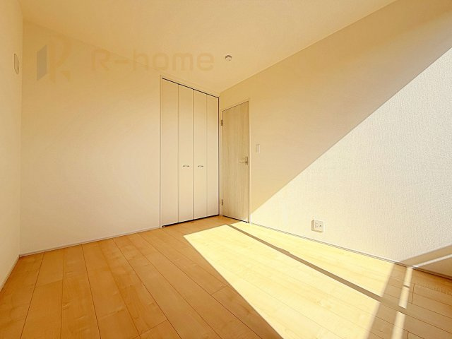 常陸太田市馬場町3期　新築戸建て　1号棟の洋室|どんな部屋家具も合わせやすいシンプルな洋室！
たっぷりの日差しと心地よい風が舞い込む住まい♪
