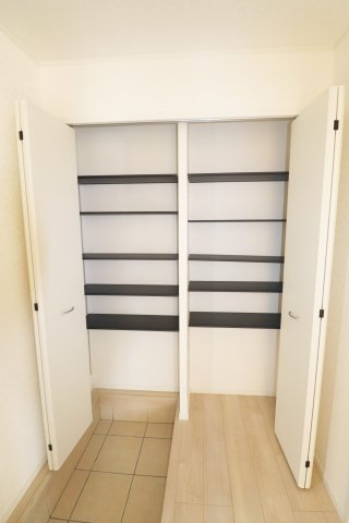 矢吹町東郷第3　　　2号棟　　　善郷小学校、矢吹中学区の玄関