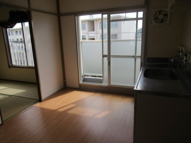 兵庫県公社　伊川谷（１）１号棟の居間・リビング|ゆったりとしたリビングです