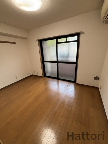 ローレル関大前の居間・リビング