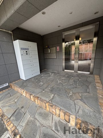 ローレル関大前のエントランス