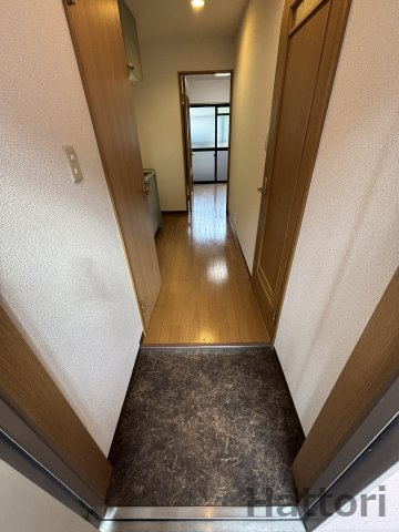 ローレル関大前の玄関