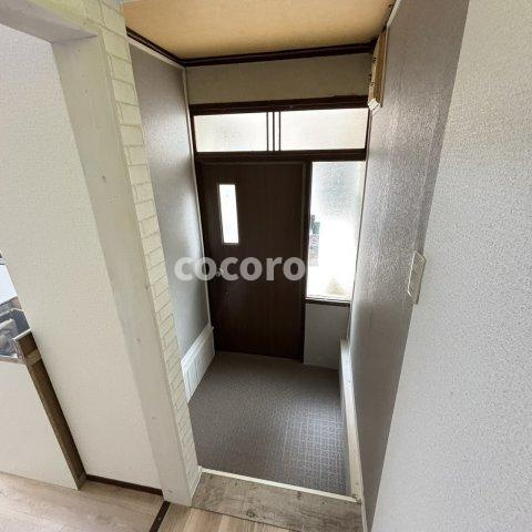 堀溝３丁目貸家の玄関