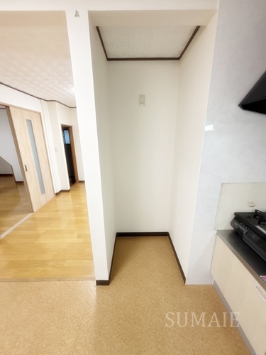 春山邸の収納|冷蔵庫置場です