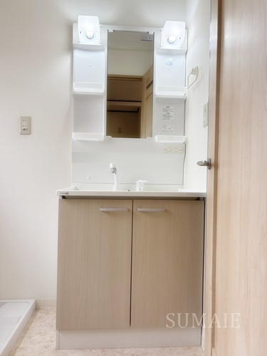 春山邸の洗面所|脱衣スペースもあります