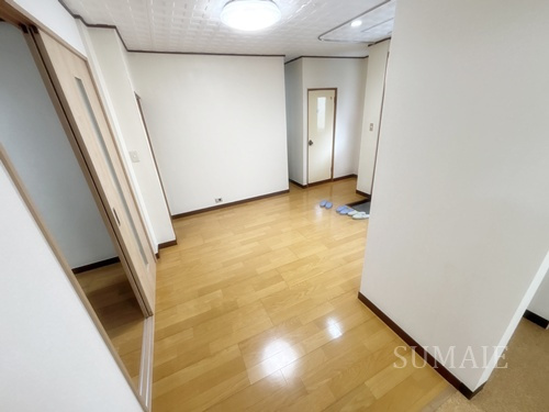 春山邸の居間・リビング|居間です