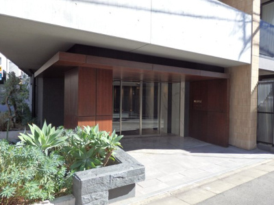 【エントランス】 | デュフレ渋谷本町 | 外観は一部コンクリート打放しのスタイリッシュなデザイン