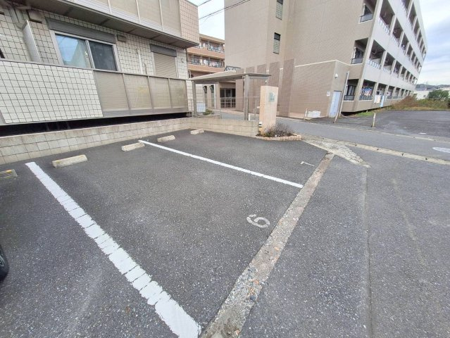 カレント　シャンブル　Bの駐車場