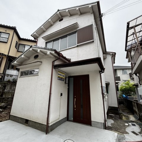 茄子作リノベ貸家のエントランス