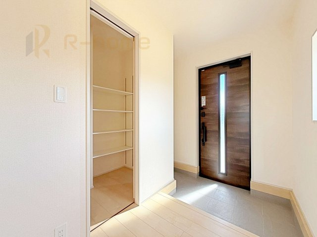 常陸太田市馬場町3期　新築戸建て　2号棟の玄関|玄関には便利なシューズクロークを設置。アウトドア用品やベビーカーなどの収納に役立ちますね♪