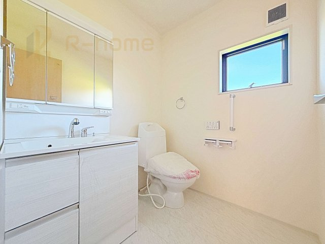 常陸太田市馬場町3期　新築戸建て　2号棟のトイレ|温水洗浄便座付きの広々としたトイレ！洗面台付きで家族の衛生面も安心です♪