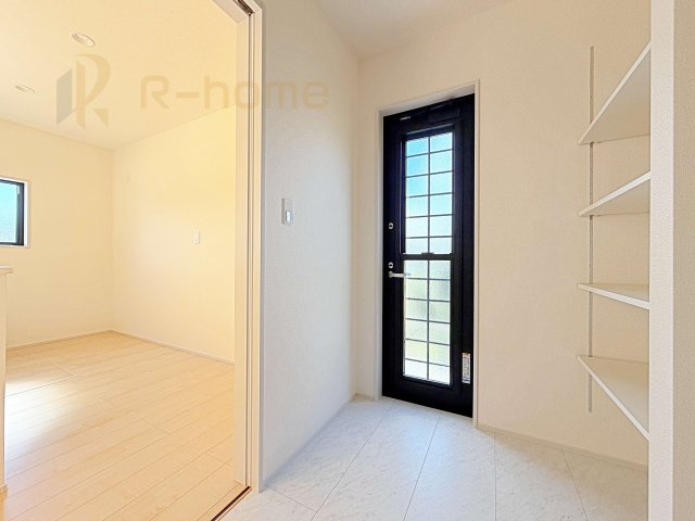 常陸太田市馬場町3期　新築戸建て　2号棟の洗面所|広々としたパウダールームにはタオルなどを収納できる可動棚！便利な勝手口付きです♪