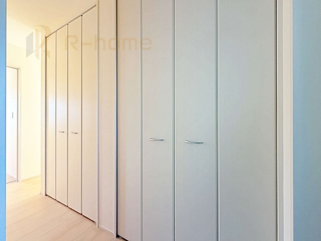 常陸太田市馬場町3期　新築戸建て　2号棟の収納|たっぷり収納できるリビング収納！共有スペースの収納はあると便利です♪