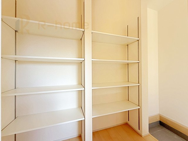 常陸太田市馬場町3期　新築戸建て　2号棟の玄関|たっぷり収納できるシューズクローク！可動棚付きでスニーカーやブーツもスッキリ収納♪