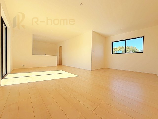 常陸太田市馬場町3期　新築戸建て　2号棟の居間・リビング|広々としたLDK♪充分な広さがあり、ご家族でインテリアのレイアウトを考えるのも楽しみですね！