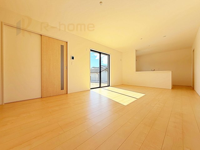 常陸太田市馬場町3期　新築戸建て　2号棟の居間・リビング|開放感のあるリビングには収納スペースもあり、ゆったりした空間を保てます♪