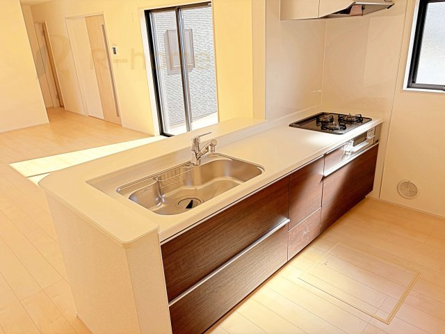 常陸太田市馬場町3期　新築戸建て　2号棟のキッチン|料理をしながら家族とコミュニケーションが取れる対面式システムキッチン。