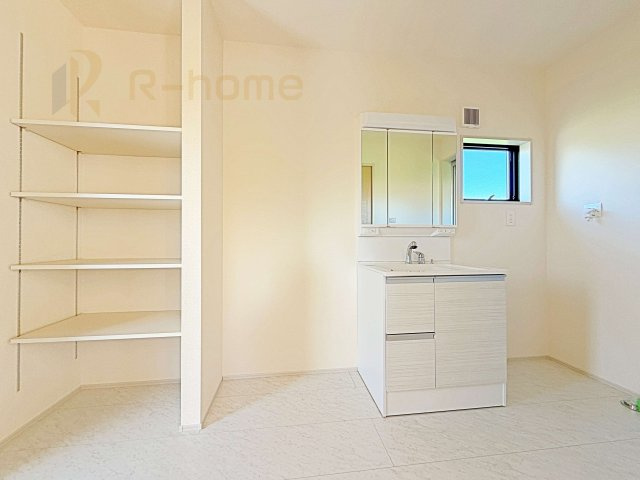 常陸太田市馬場町3期　新築戸建て　2号棟の洗面所|清潔感溢れる洗面台は嬉しい三面鏡付き。タオルや衣類の収納に便利な可動棚！