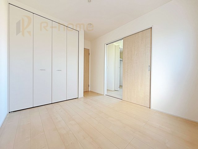 常陸太田市馬場町3期　新築戸建て　2号棟の洋室|どんな部屋家具も合わせやすいシンプルな洋室！
たっぷりの日差しと心地よい風が舞い込む住まい♪