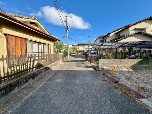 草津市野村3丁目　売土地の前面道路含む現地写真