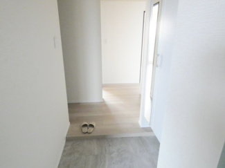 【玄関】 | コルサムSI与野 | 白を基調とした明るい玄関