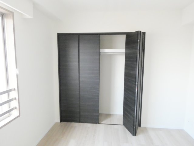 空間をスタイリッシュに演出する、シックな収納