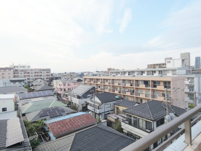 近隣の街並みを一望できる、見晴らしの良いバルコニー