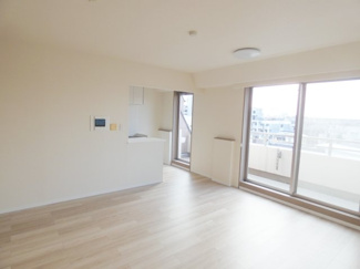 【居間・リビング】 | コルサムSI与野 | 家族みんなでゆったり過ごせる、明るい14.7帖のリビング