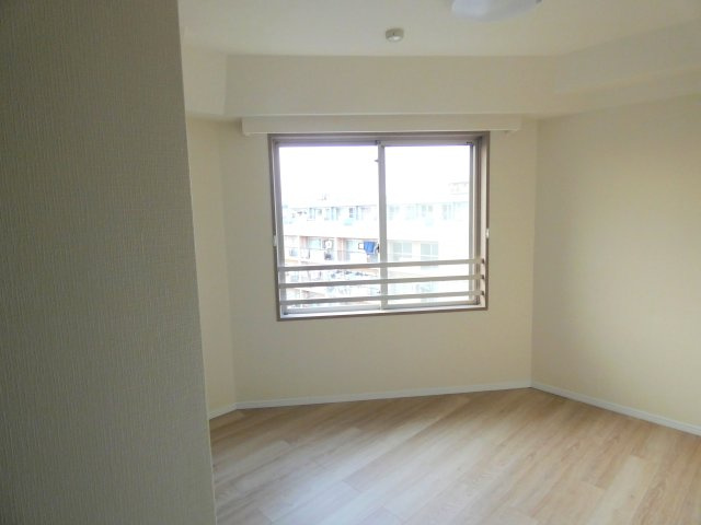 バルコニーに面した、明るく換気のしやすい洋室