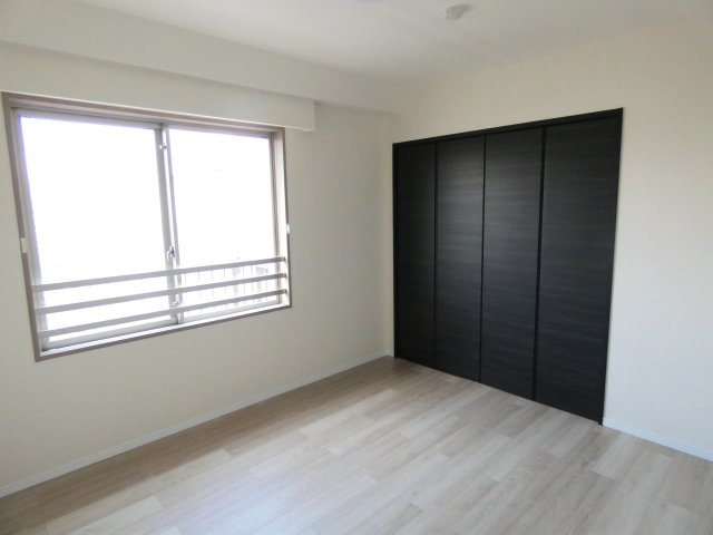 ダークカラーの扉が映える、明るい洋室6.7帖