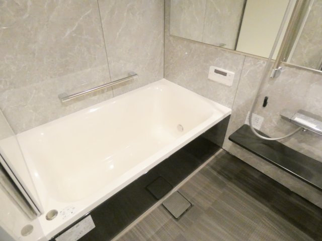 ゆったりと足を伸ばせる、広々とした浴槽