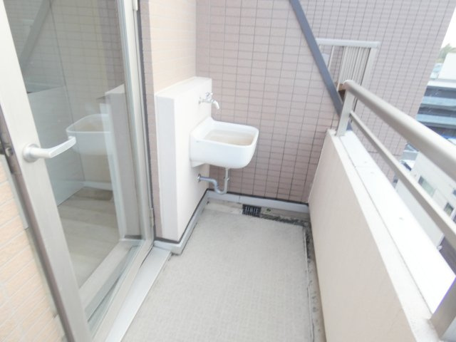 バルコニーにスロップシンク。もうひとつの便利な水場