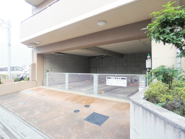 敷地内駐車場完備。快適なカーライフをサポート