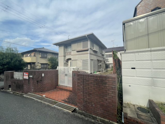 枚方市香里ヶ丘４丁目　中古戸建の前面道路含む現地写真