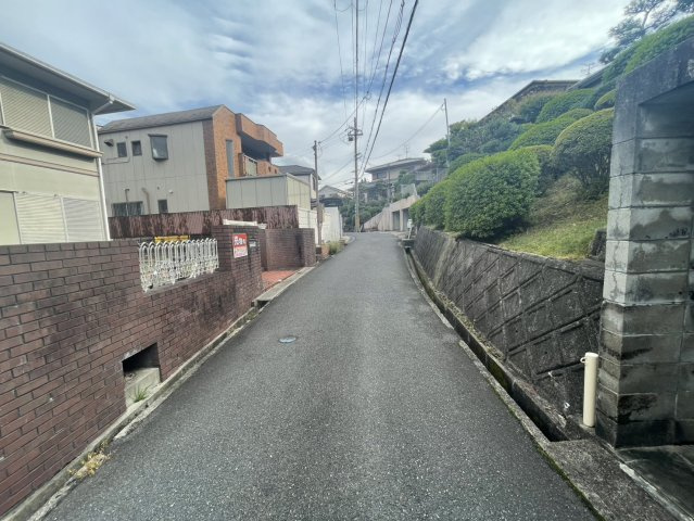 枚方市香里ヶ丘４丁目　中古戸建の前面道路含む現地写真