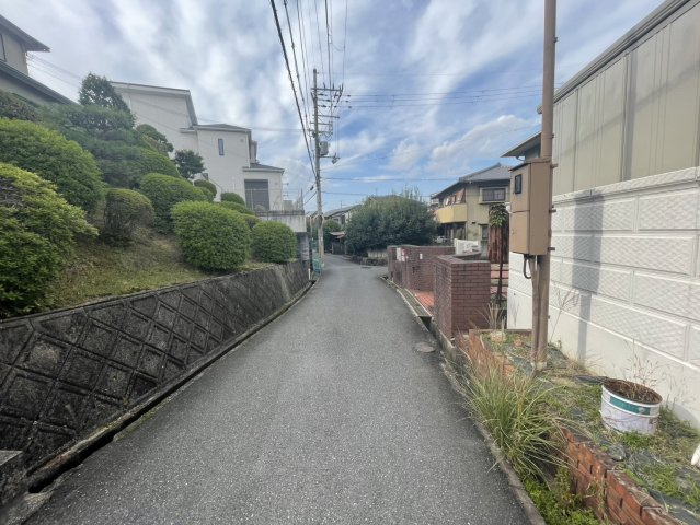 枚方市香里ヶ丘４丁目　中古戸建の前面道路含む現地写真